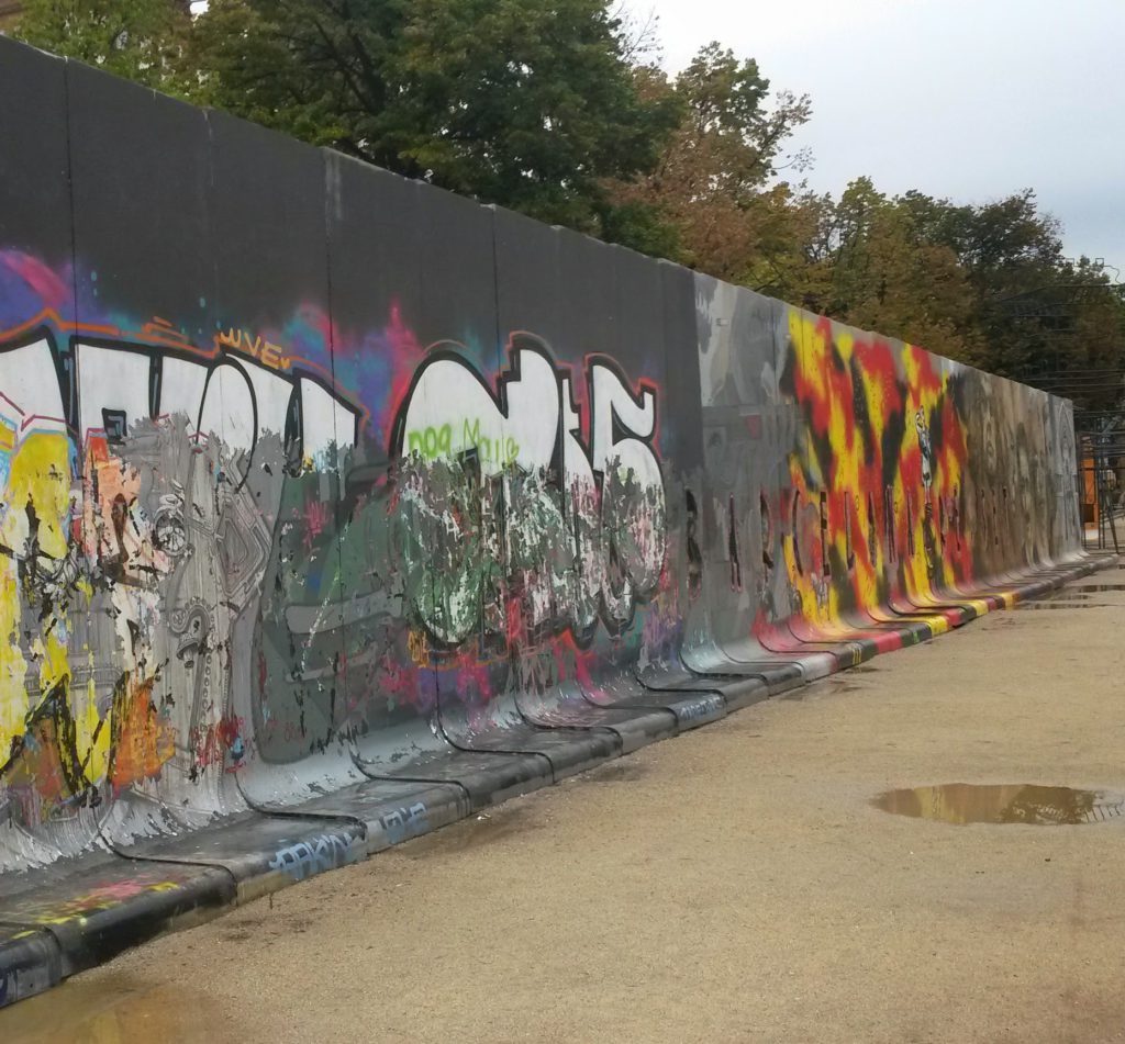 Graffiti sur un mur de parc à Barcelone