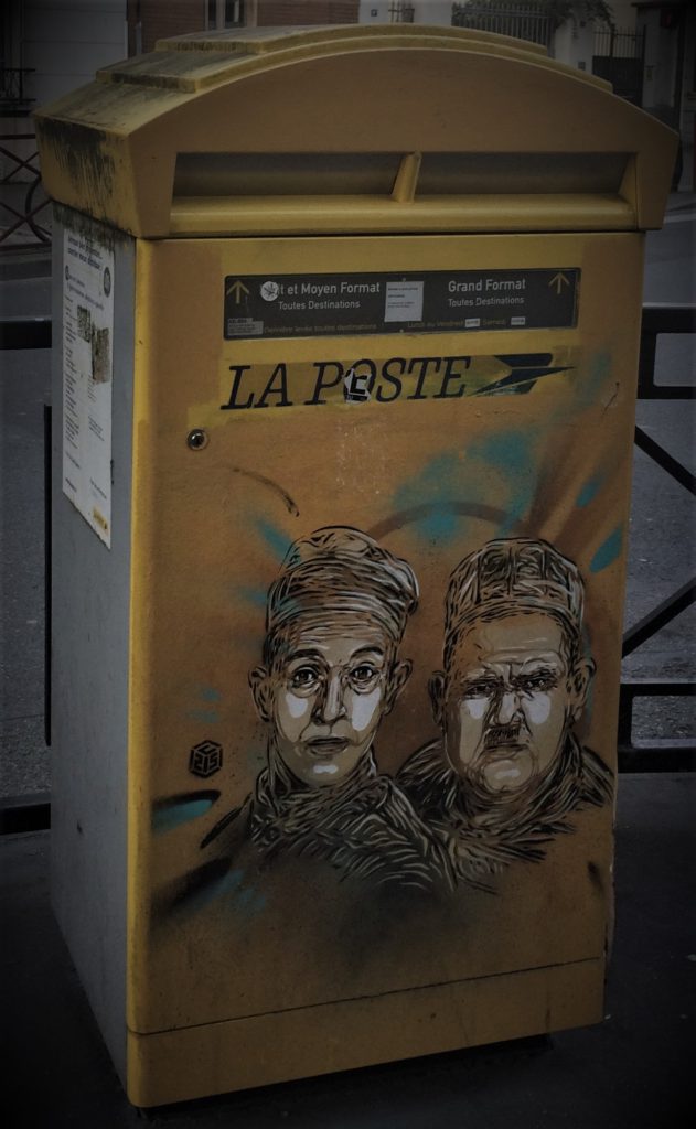 Tag sur une boîte aux lettres représentant Laurel et Hardy