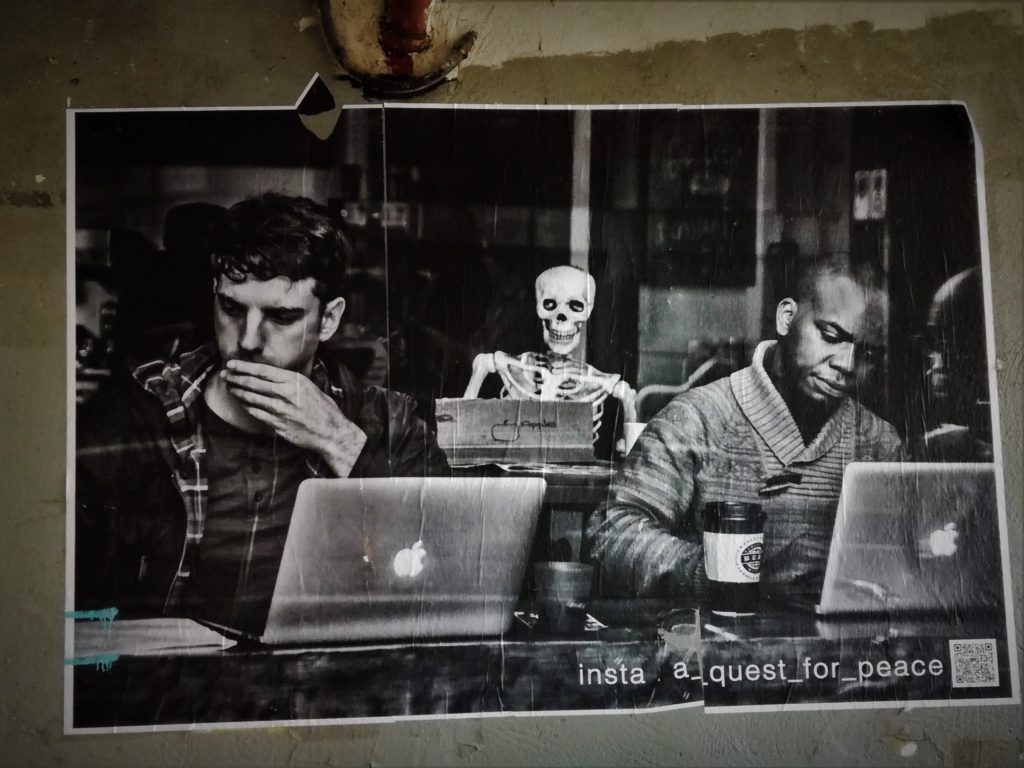 Graffiti hommes devant un ordinateur