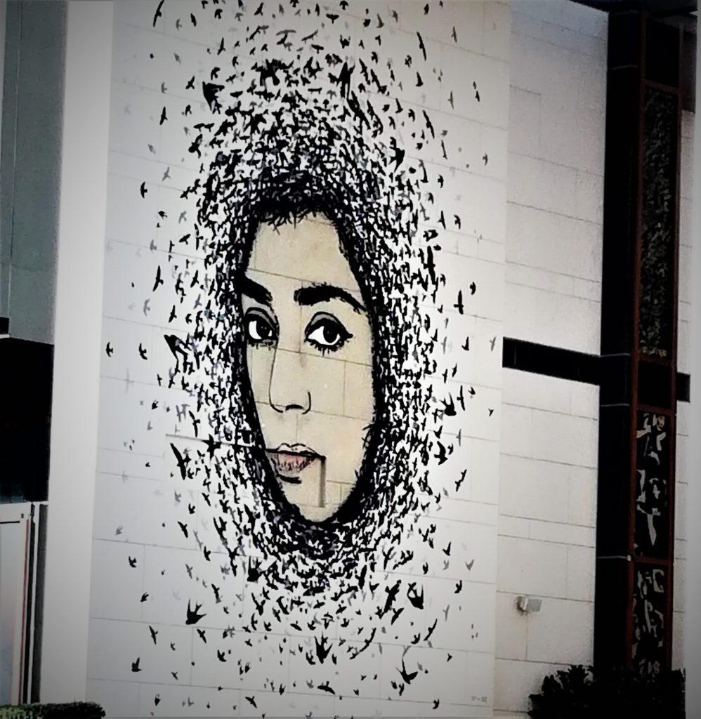 Graffiti d'une femme déssinée sur un mur de Dubaï