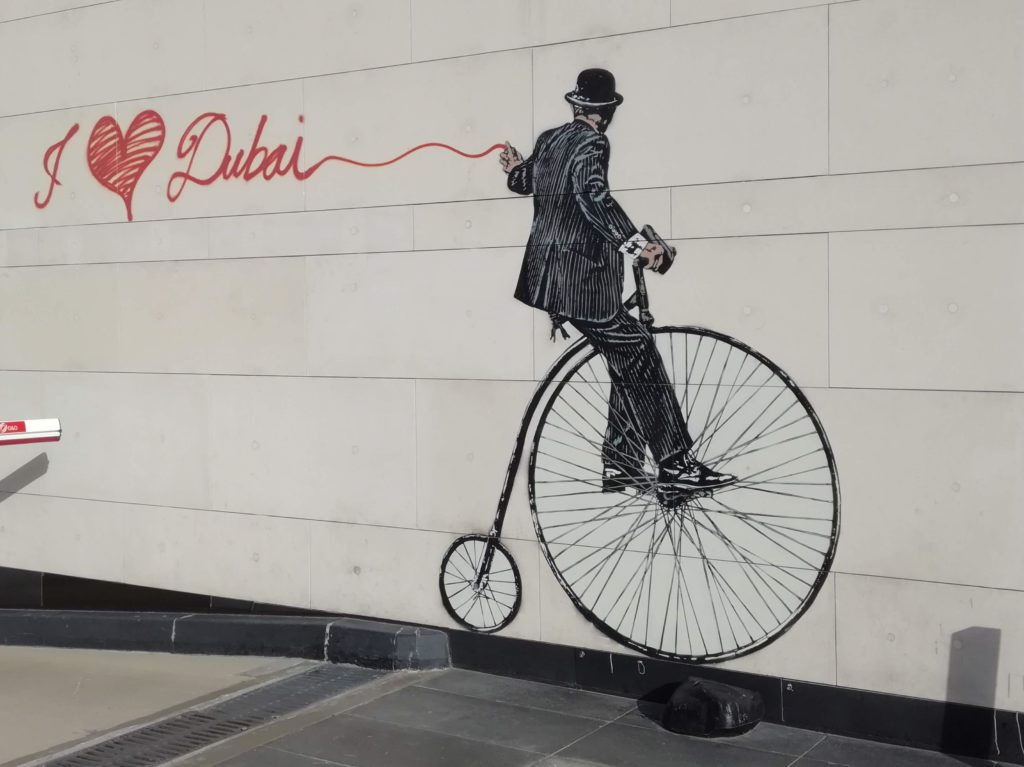 Graffiti représentant un homme sur une grand Bi (byclette des années 1870)