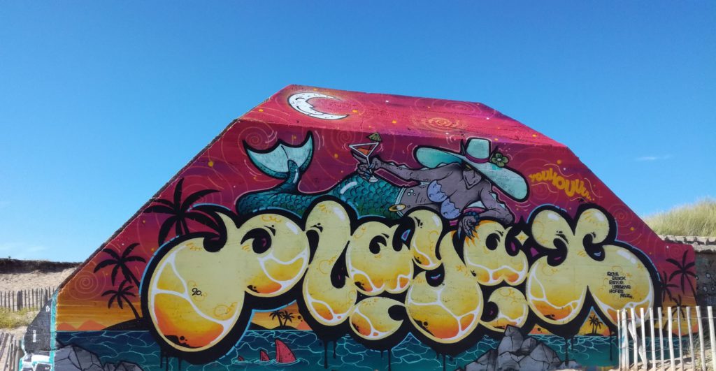 Graffiti sur un bunker d'une plage en Bretagne