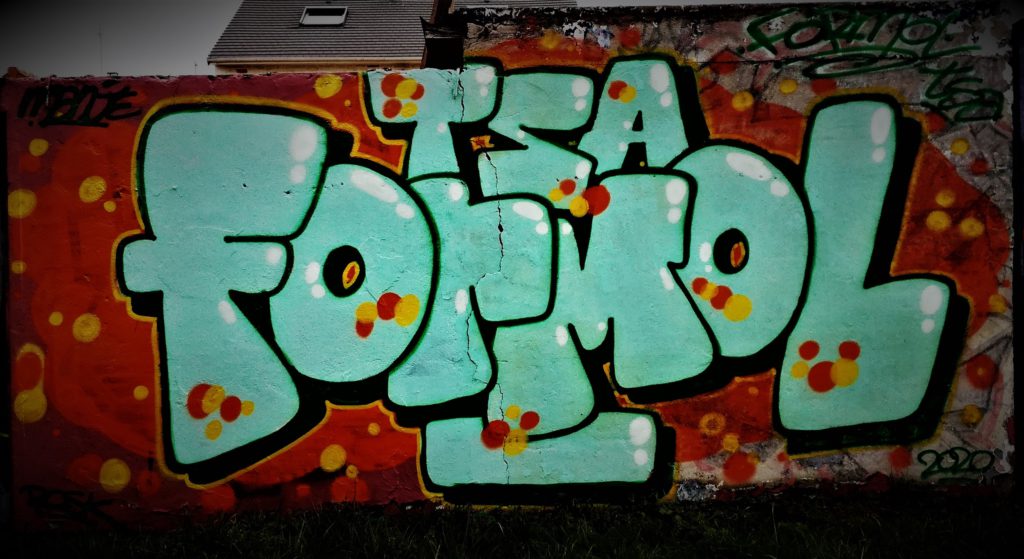 Graffiti écrit "Formol" sur un mur