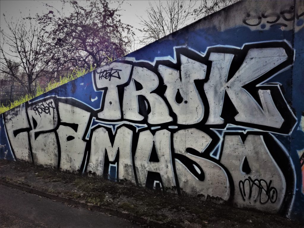 Graffiti écrit sur un mur