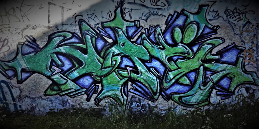 Graffiti sur un mur aux couleurs vert et bleu