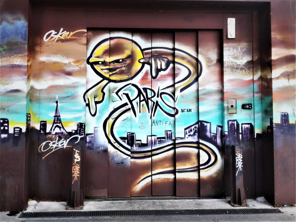 Graffiti représentant la ville de Paris dessiné sur un ascenseur