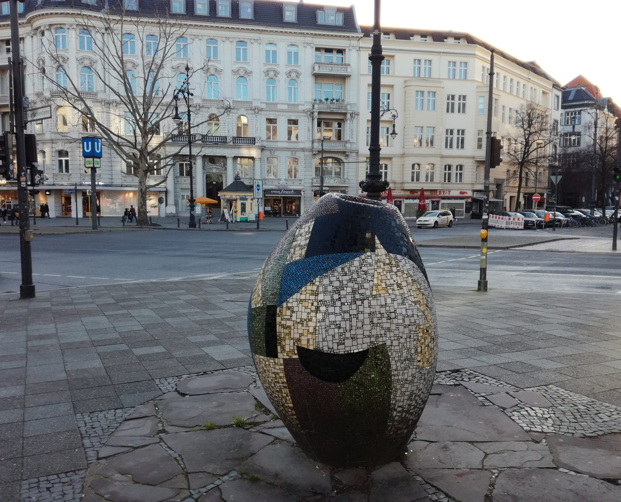 Oeuvre d'art en forme d'oeuf pailleté à Berlin