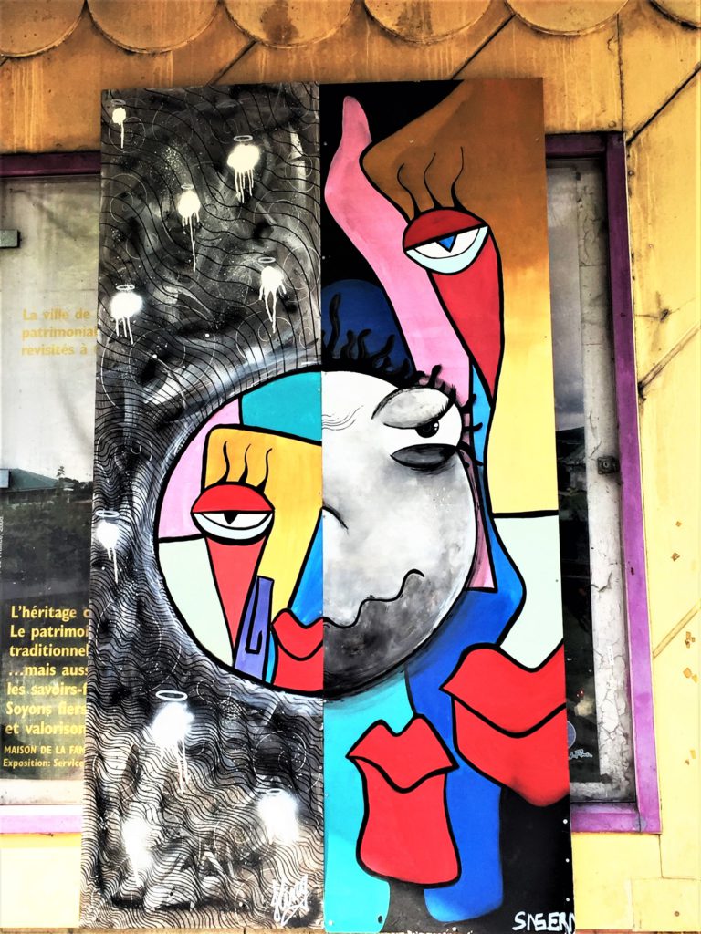 Oeuvre street art avec deux visages