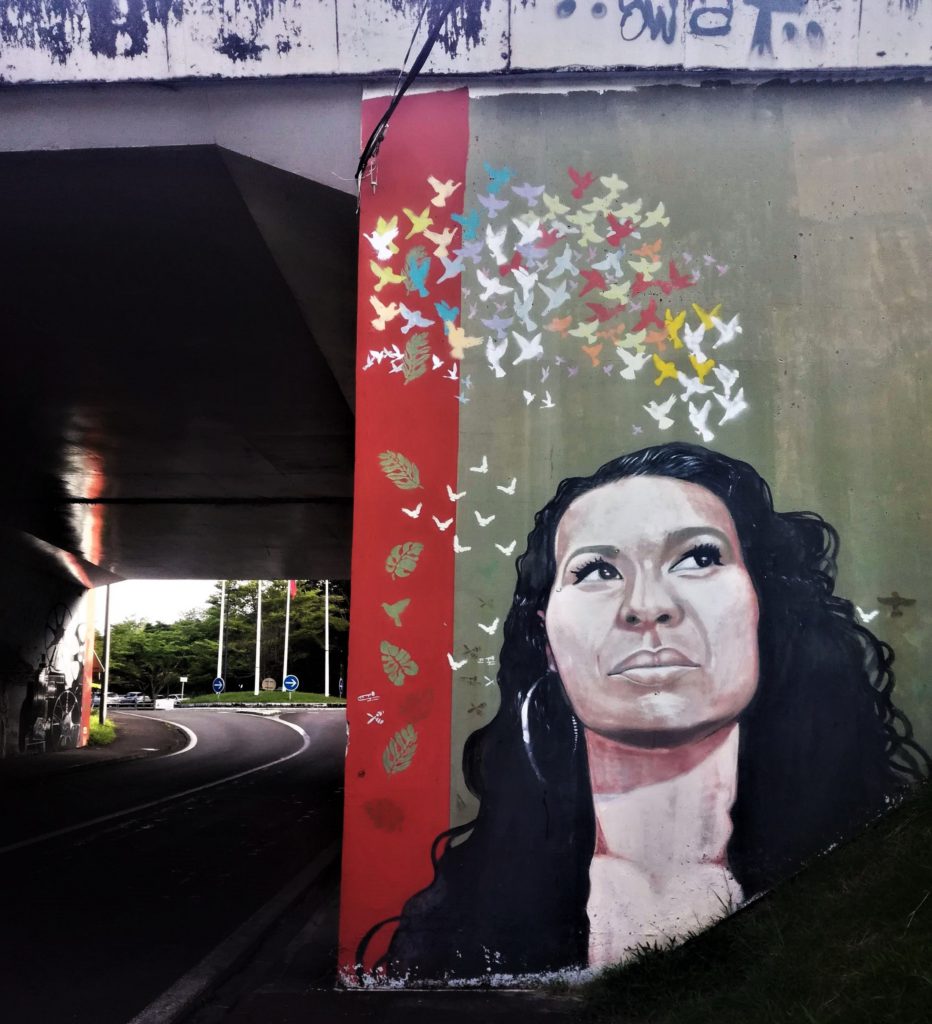 Oeuvre de street art représentant une femme à l'air songeur