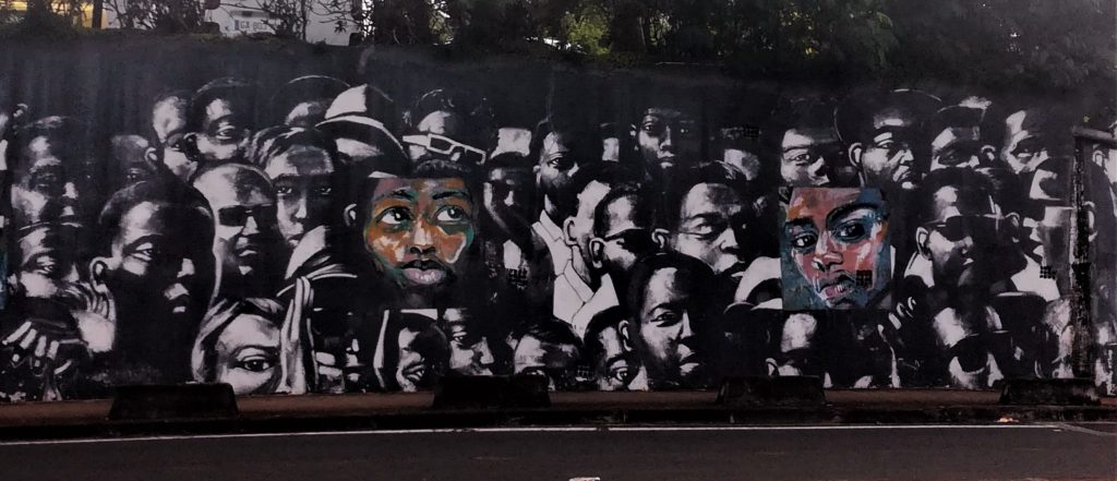 Oeuvre street art représentant plusieurs visages