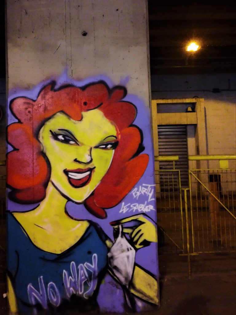 Graffiti représentant une femme rousse avec "No way" écrit sur son tee-shirt bleu