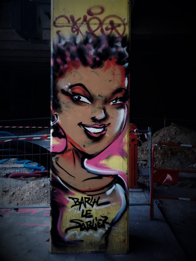 Graffiti représentant une jeune femme aux formes généreuses