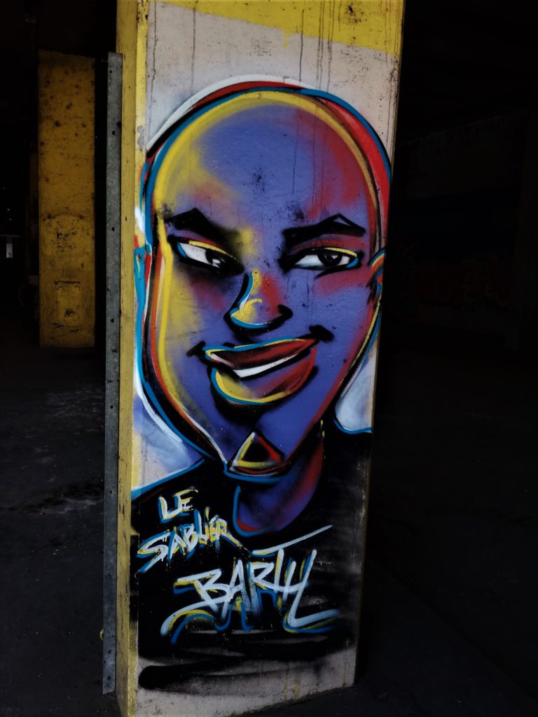 Graffiti représentant un jeune homme au large sourire