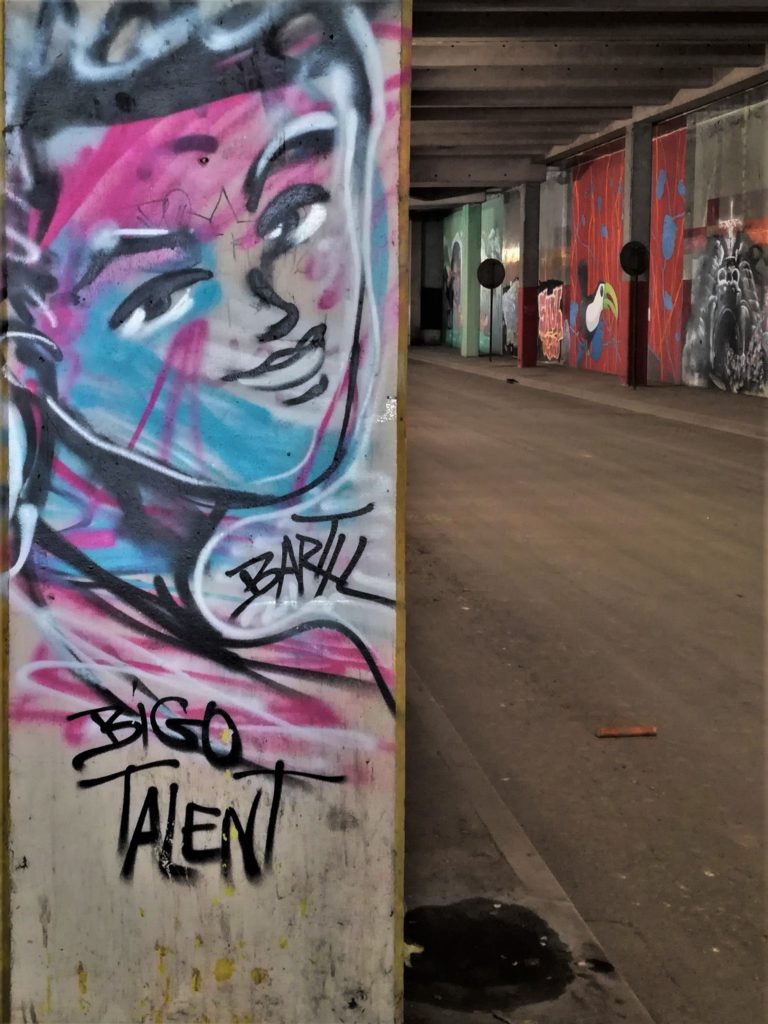 Graffiti représentant un jeune homme au regard mutin