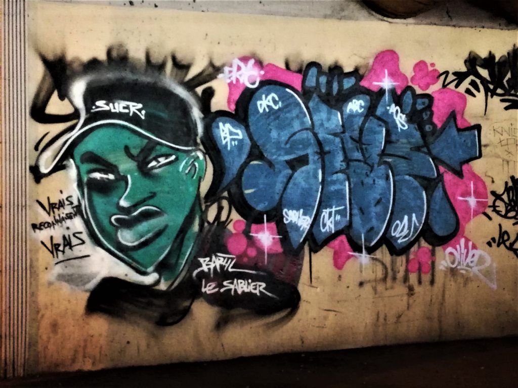 Graffiti représentant un jeune adolescent à la peau verte
