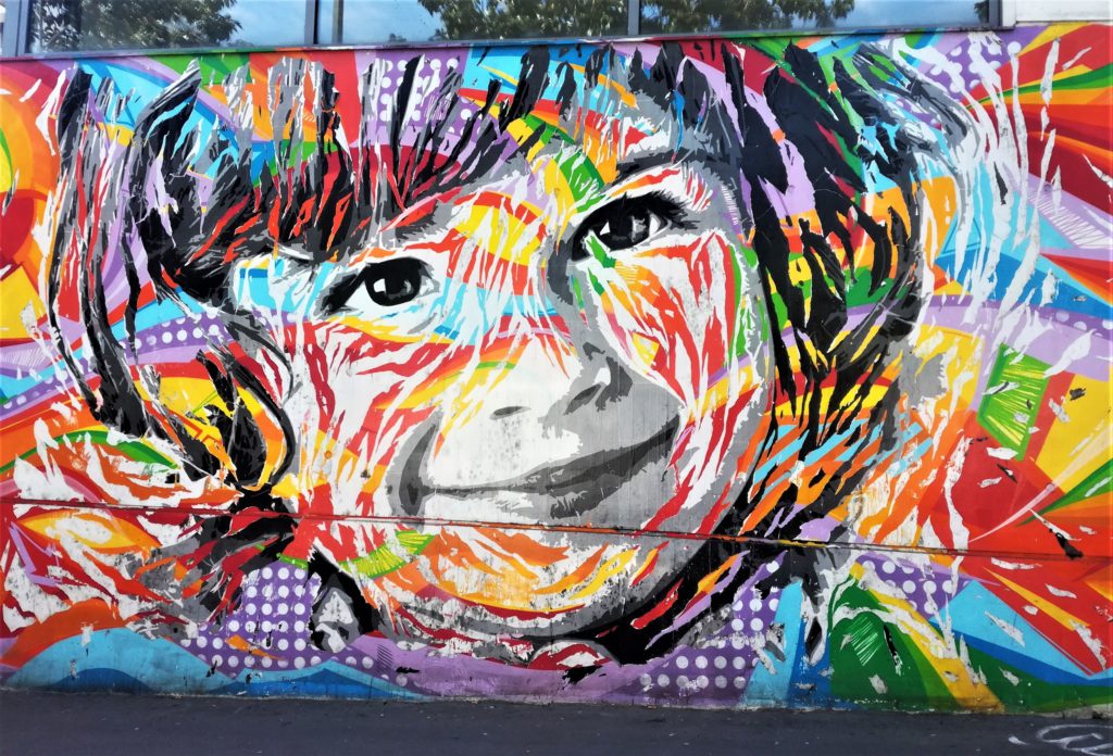 Graffiti représentant une petite fille au sourire innocent