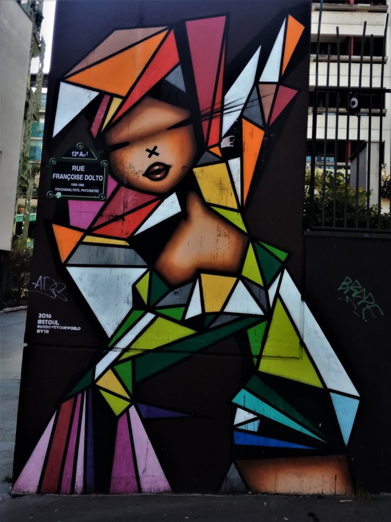 Graffiti représentant une femme en dessin géométrique