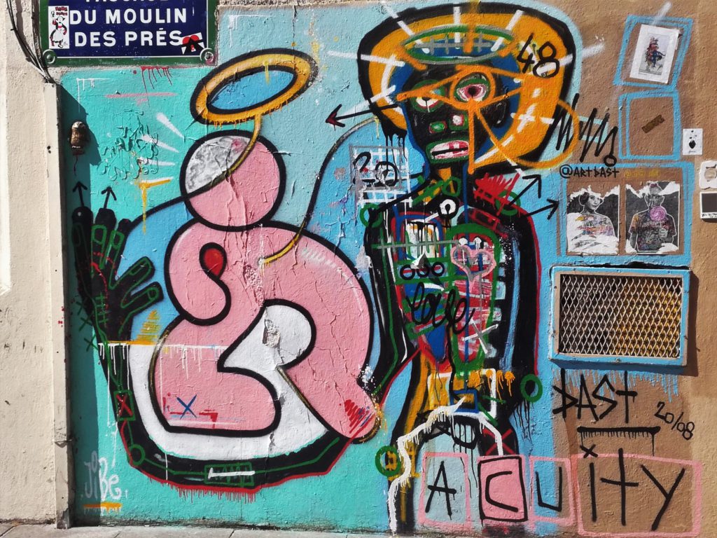 Graffiti représentant un personnage faisant penser à une peinture de Jean-Michel Basquiat