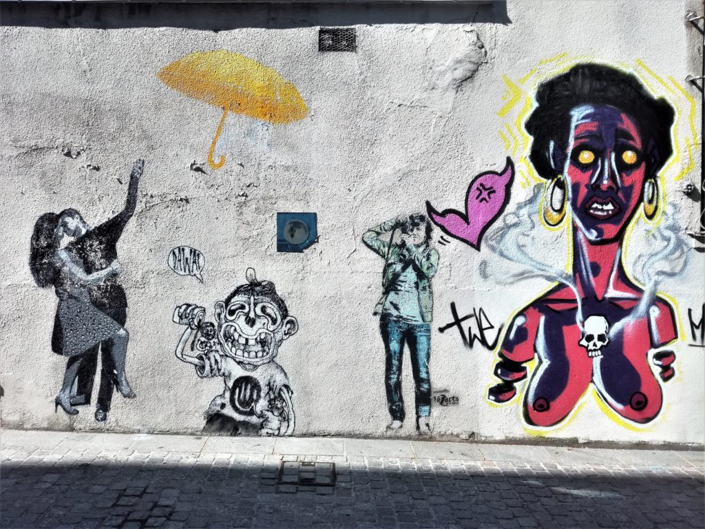 Graffitis représentant plusieurs personnages