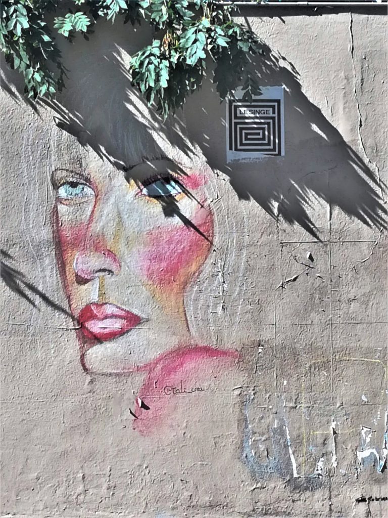 Graffiti représentant une femme blonde très maquillée