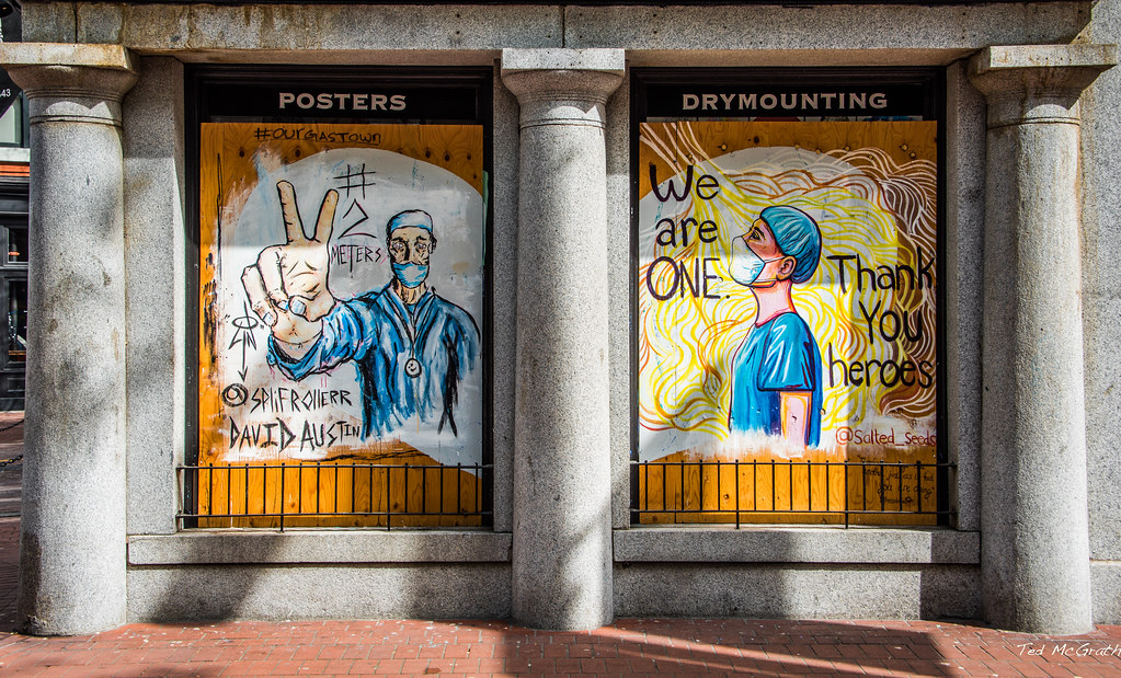 Photo représentant deux Soignants avec des messages de remerciements (Street Art)