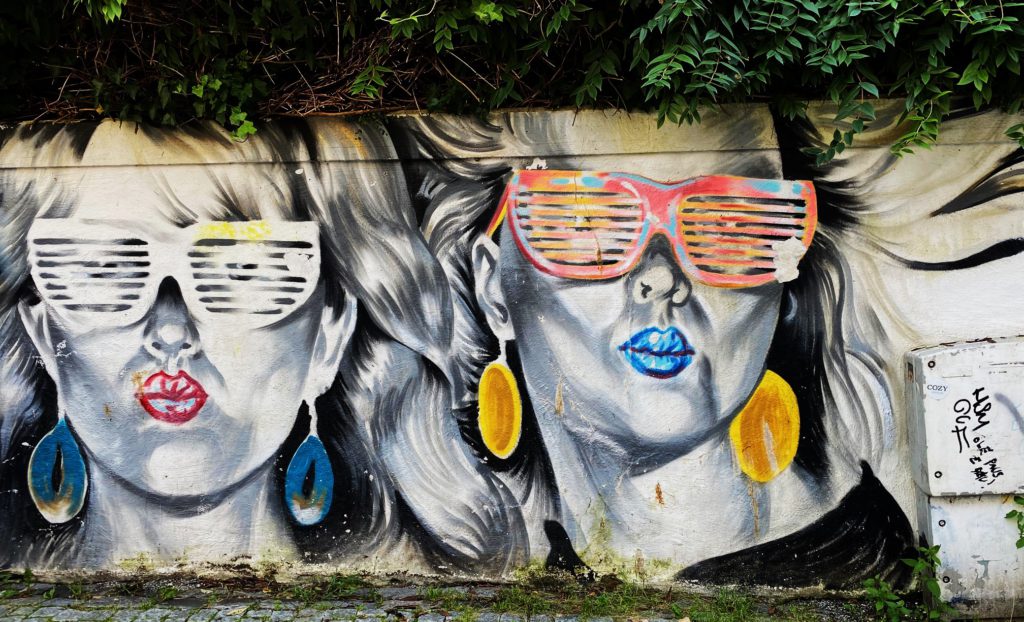 Street art présentant deux filles blondes à lunettes