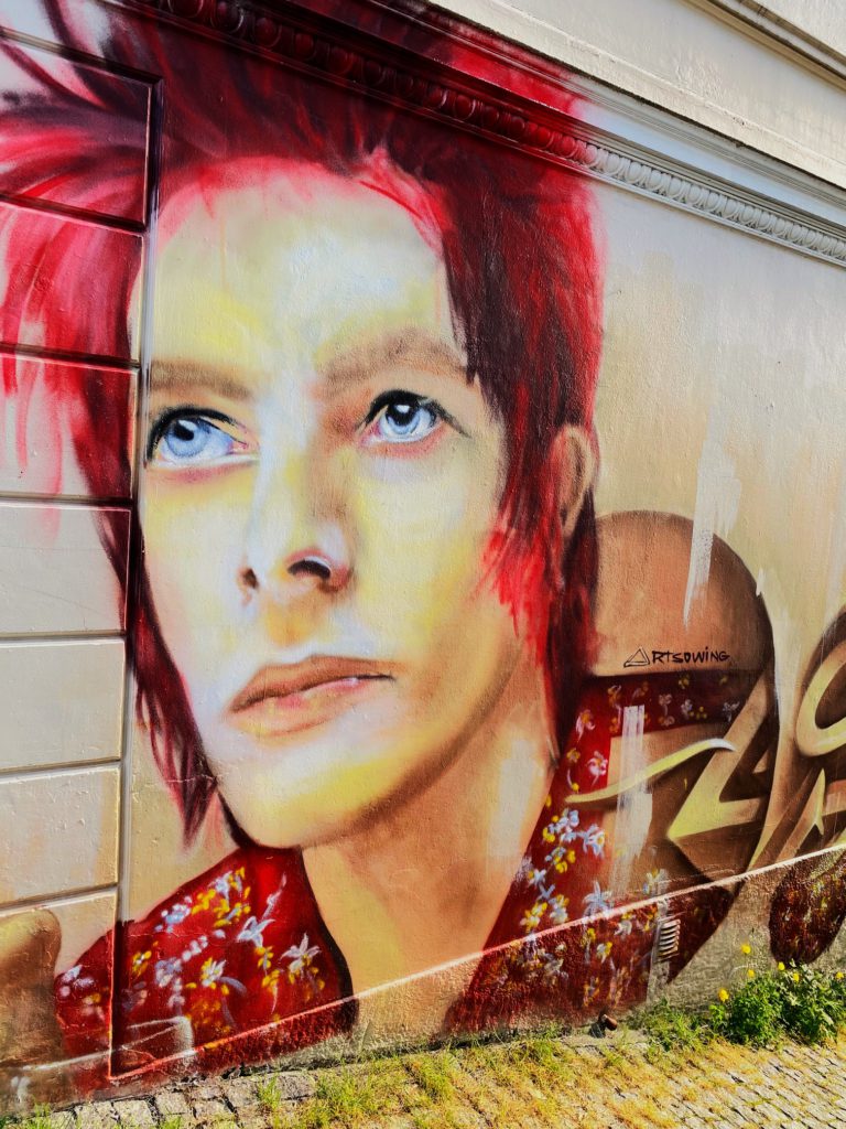 Street art représentant un jeune homme aux cheveux rouge