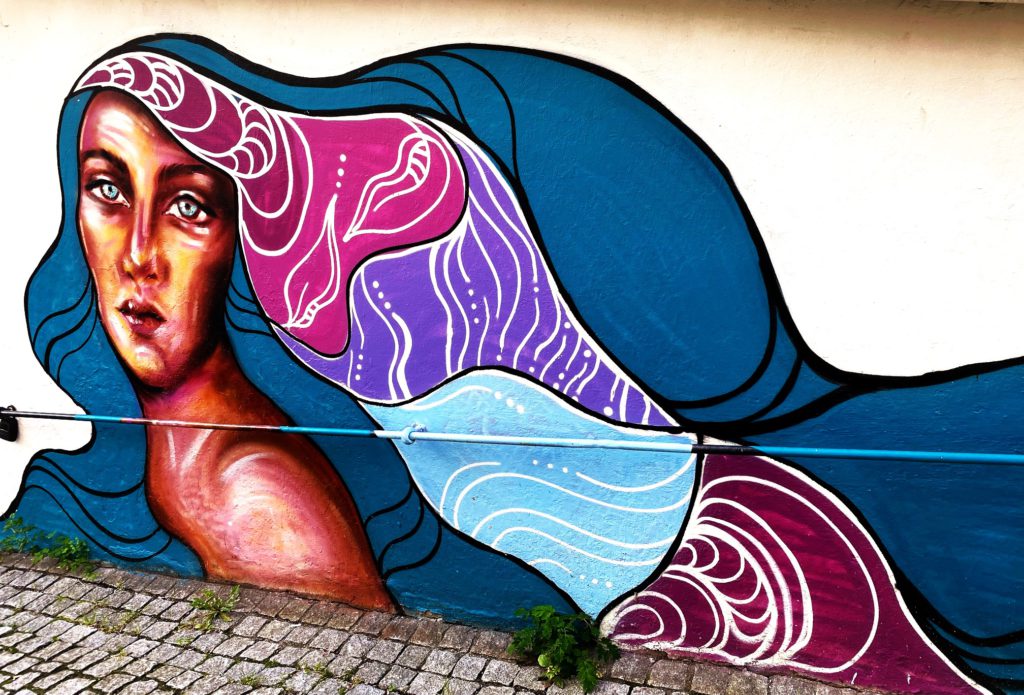 Street art présentant une femme aux cheveux bleus