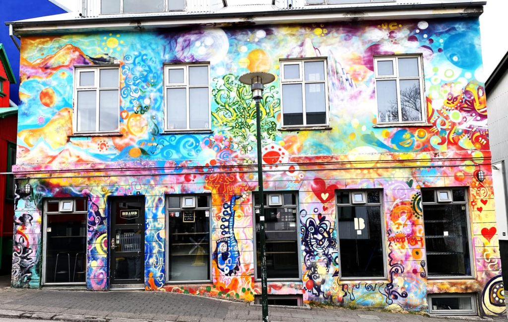 Oeuvre de street art à Reykjavik (Islande)