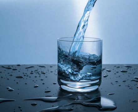 Quelle est la différence entre l’eau de source et l’eau minérale ?