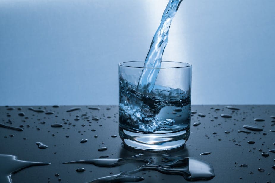 Quelle est la différence entre l’eau de source et l’eau minérale ?